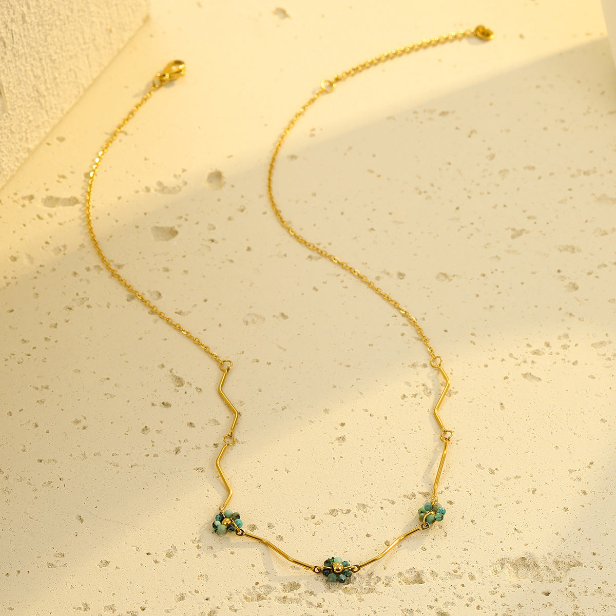 Collana con Ciondolo a Fiore Minimalista in Acciaio Inossidabile Stile Francese con Finitura Galvanizzata per Donne