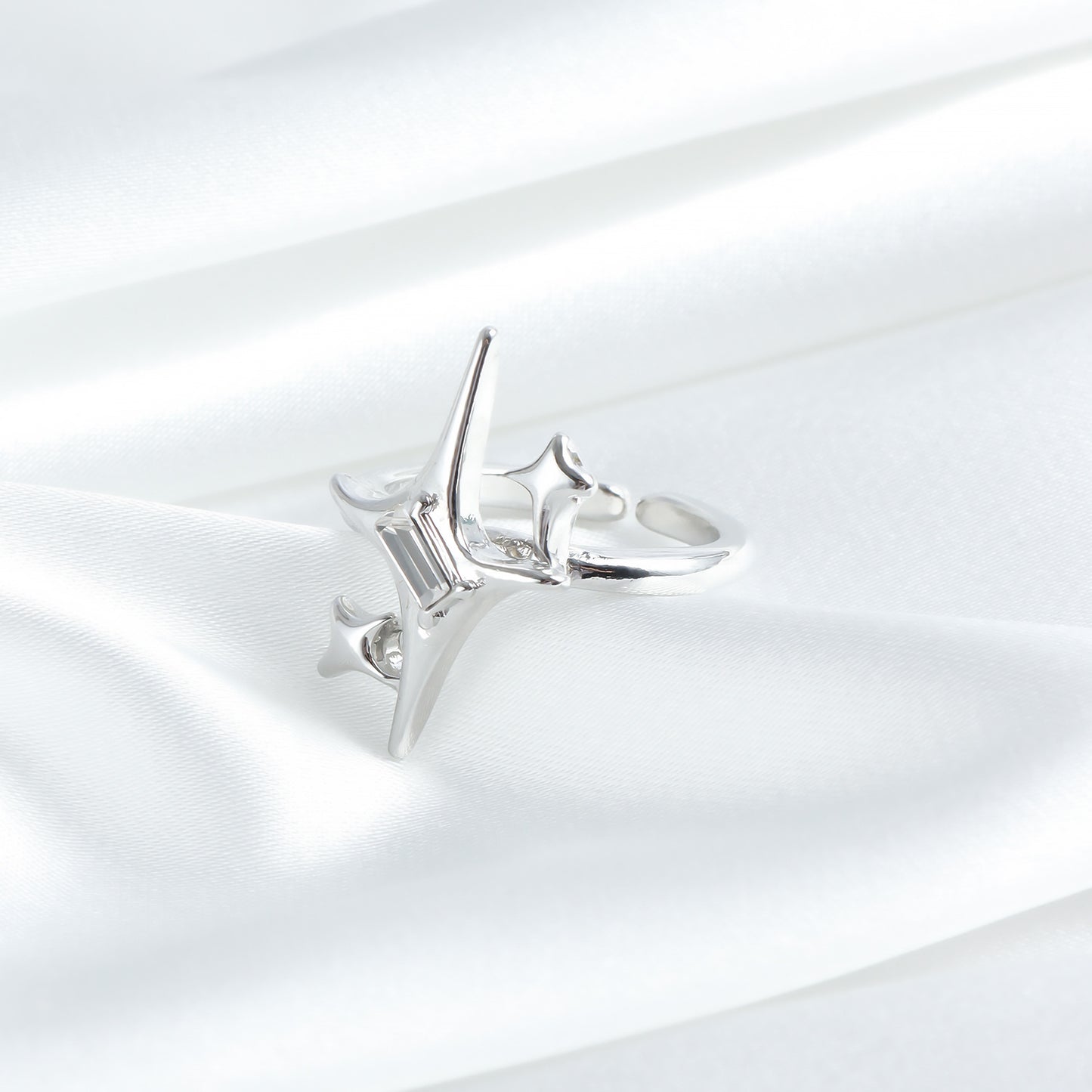 Anillo Dulce Geométrico Cruzado con Estrella para Mujer con Acabado de Metal Plateado