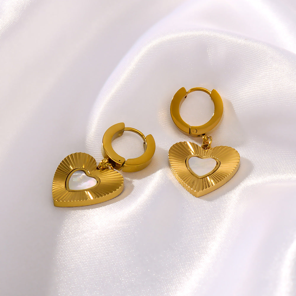 Orecchini a perno minimalisti a forma di cuore in acciaio inossidabile con placcatura sottovuoto in oro 18K, eleganti orecchini a perno di ispirazione francese
