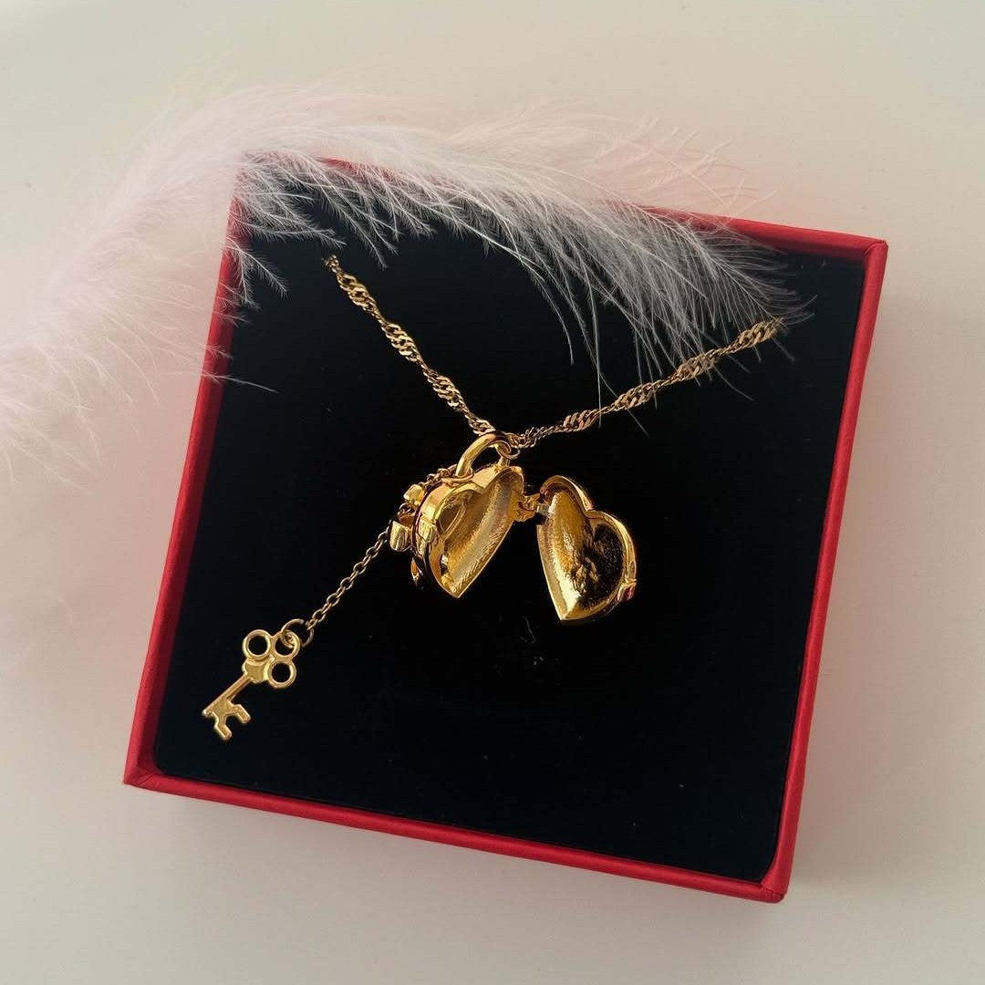 Fashionable Bow-Shaped Pendant Necklace with Gold Plated Copper, Adjustable Toggle Clasp, Butterfly Motif, Unisex Design