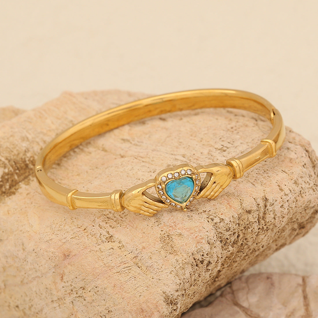 Bracciale in Acciaio Inossidabile a Farfalla di Tendenza con Accento a Cuore Blu e Finitura Placcata
