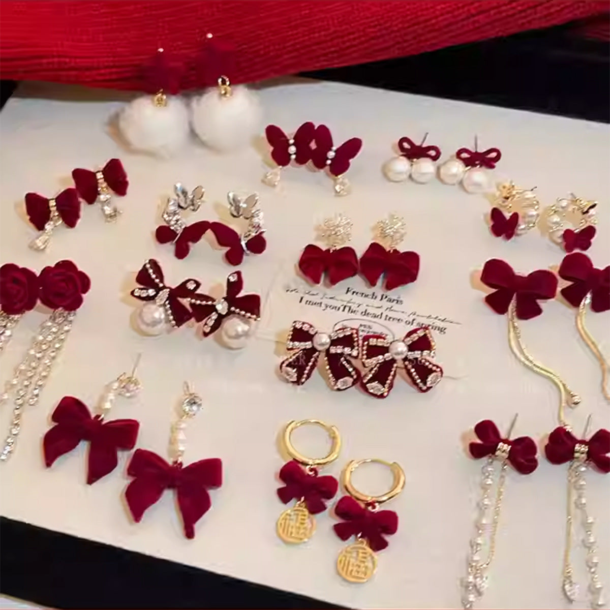 Orecchini di lusso a fiocco con cuore e motivo floreale in lega con intarsio di strass e perni in argento 925