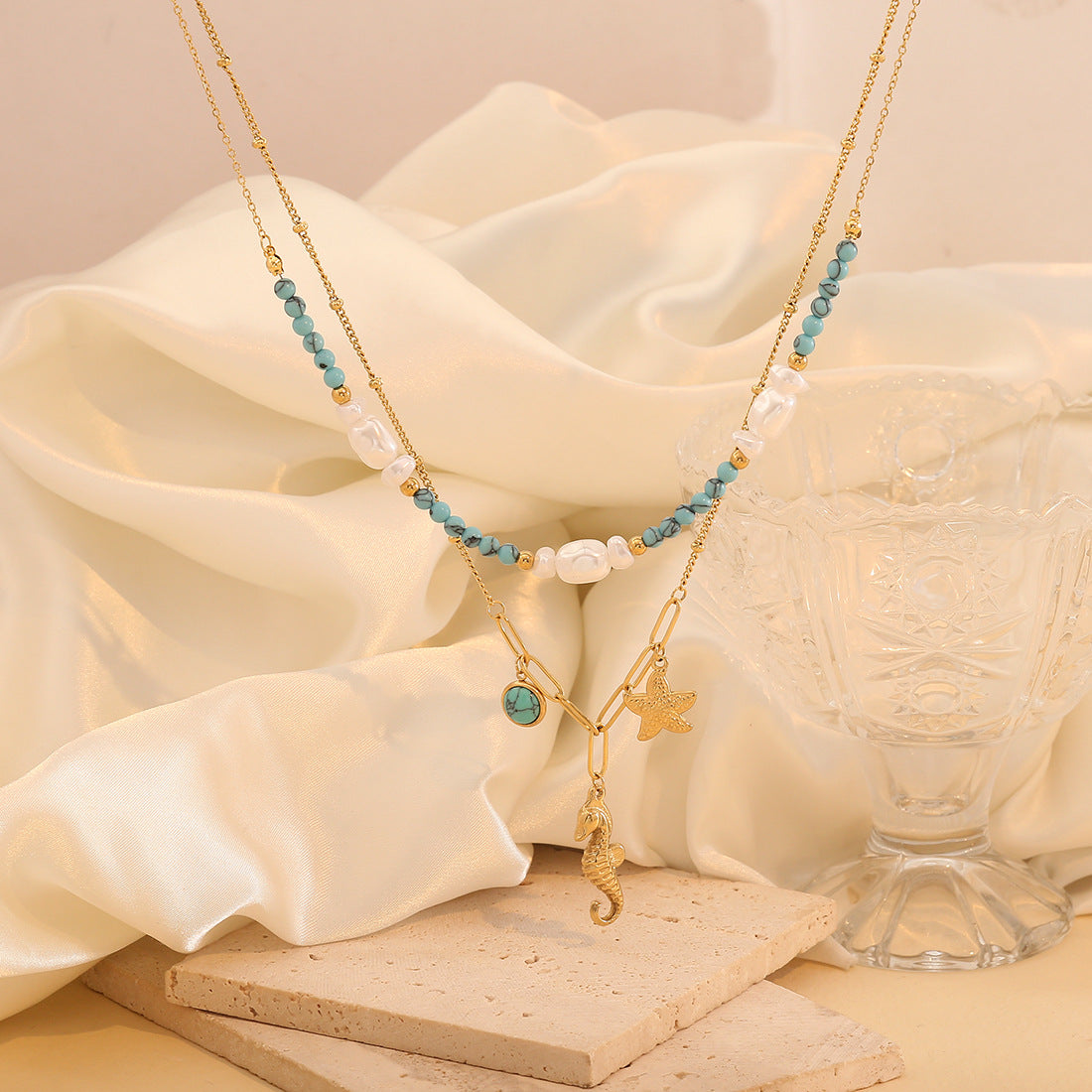 Collana Minimalista Turchese con Perline e Ciondolo a Conchiglia su Catena a Doppio Strato in Acciaio Inossidabile da Donna