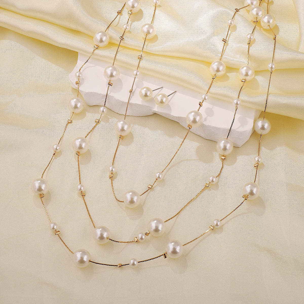 Elegante Collana a Strati di Perle per Donna d'Ispirazione Francese, Minimalista, con Pendente Geometrico e Finitura Galvanizzata