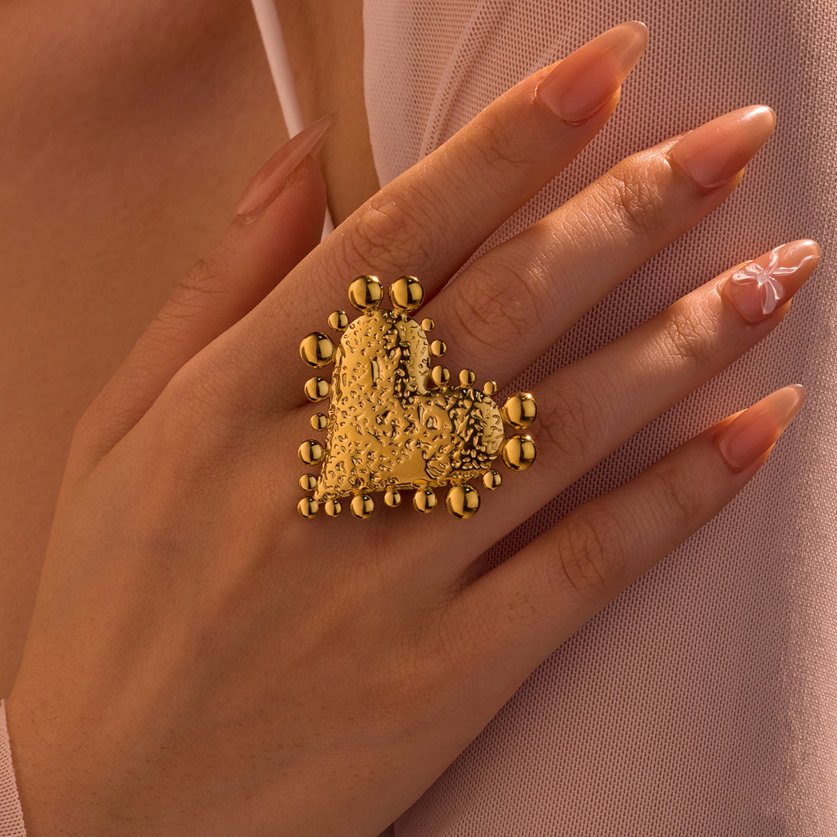 Anello da donna in acciaio al titanio martellato a forma di cuore irregolare minimalista placcato oro