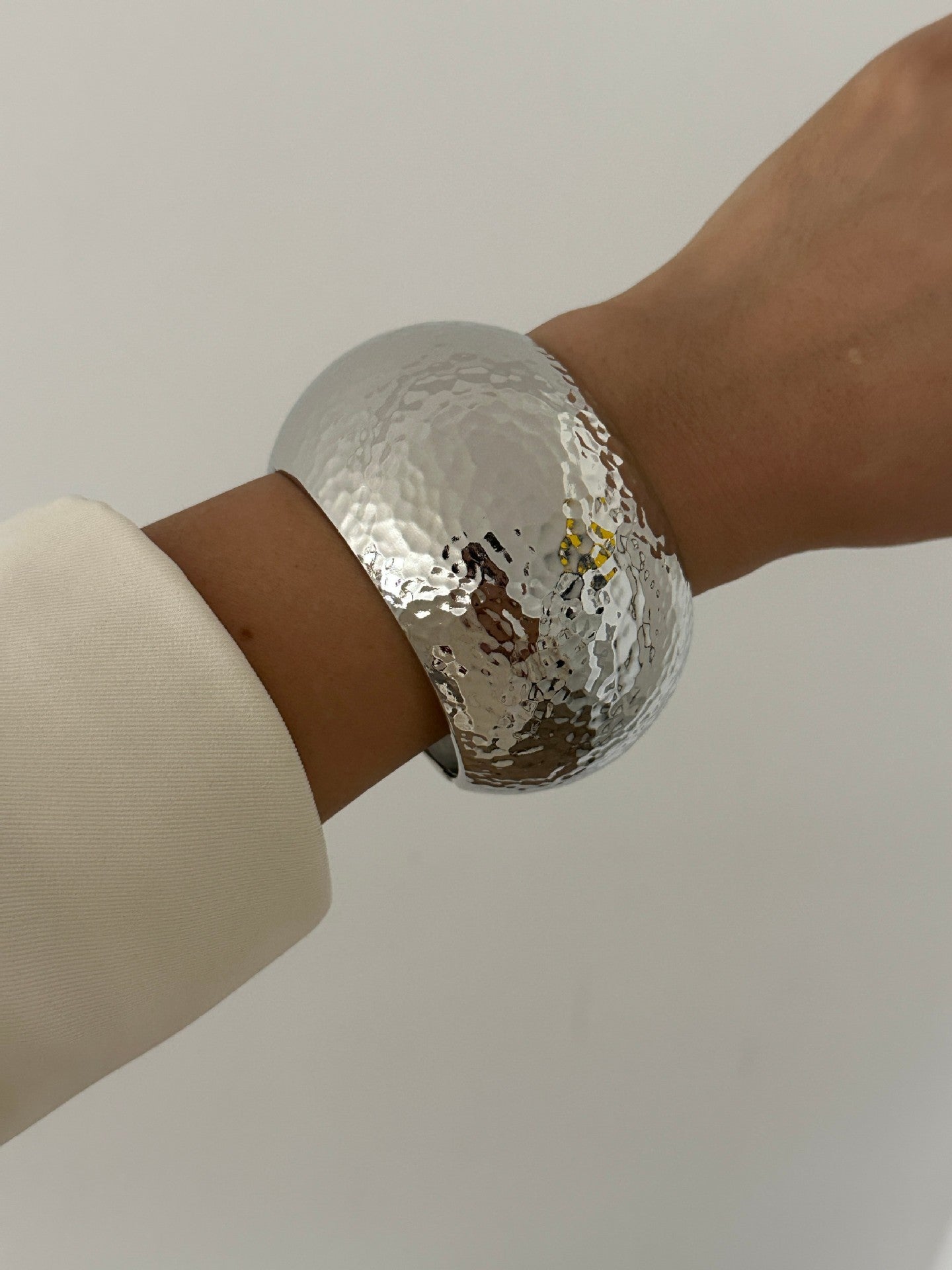 Bracciale in lega ovale martellato geometrico minimalista