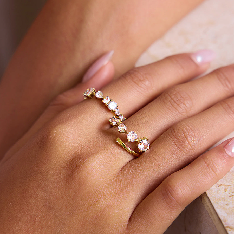 Anello geometrico da donna in acciaio al titanio con intarsio in strass e finitura placcata