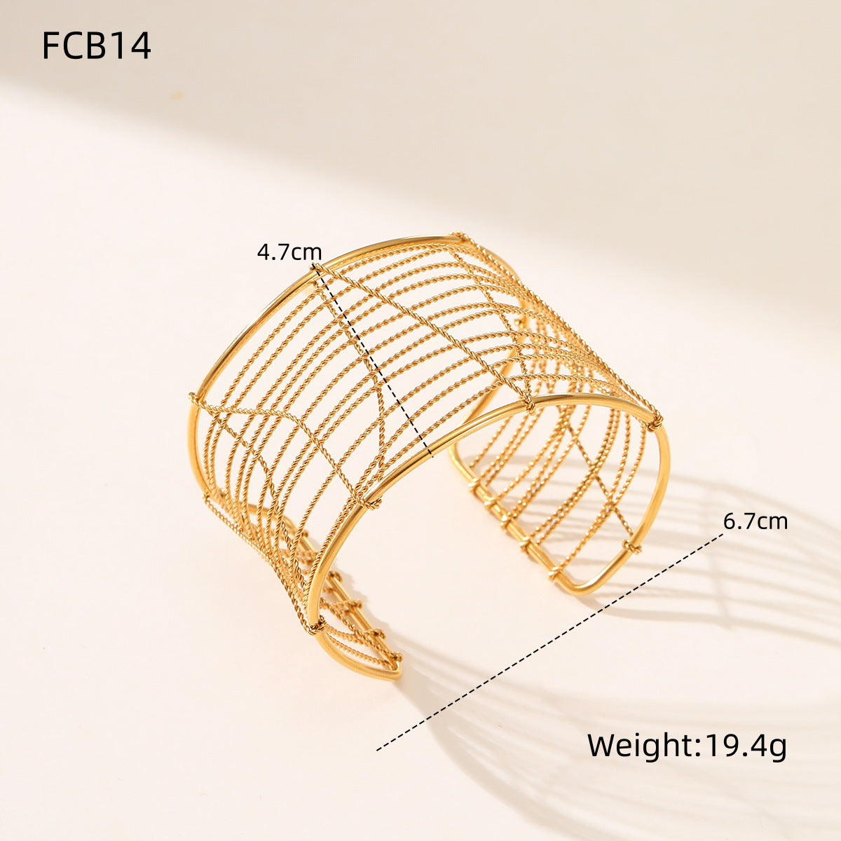 Bracciale Geometrico Intagliato in Acciaio al Titanio con Finitura Placcata, Gioiello di Moda Minimalista