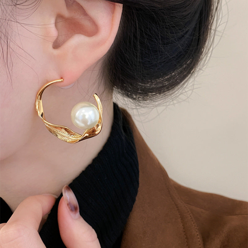 Pendientes de botón redondos de perlas geométricas de estilo vintage con postes de acero chapado para mujer