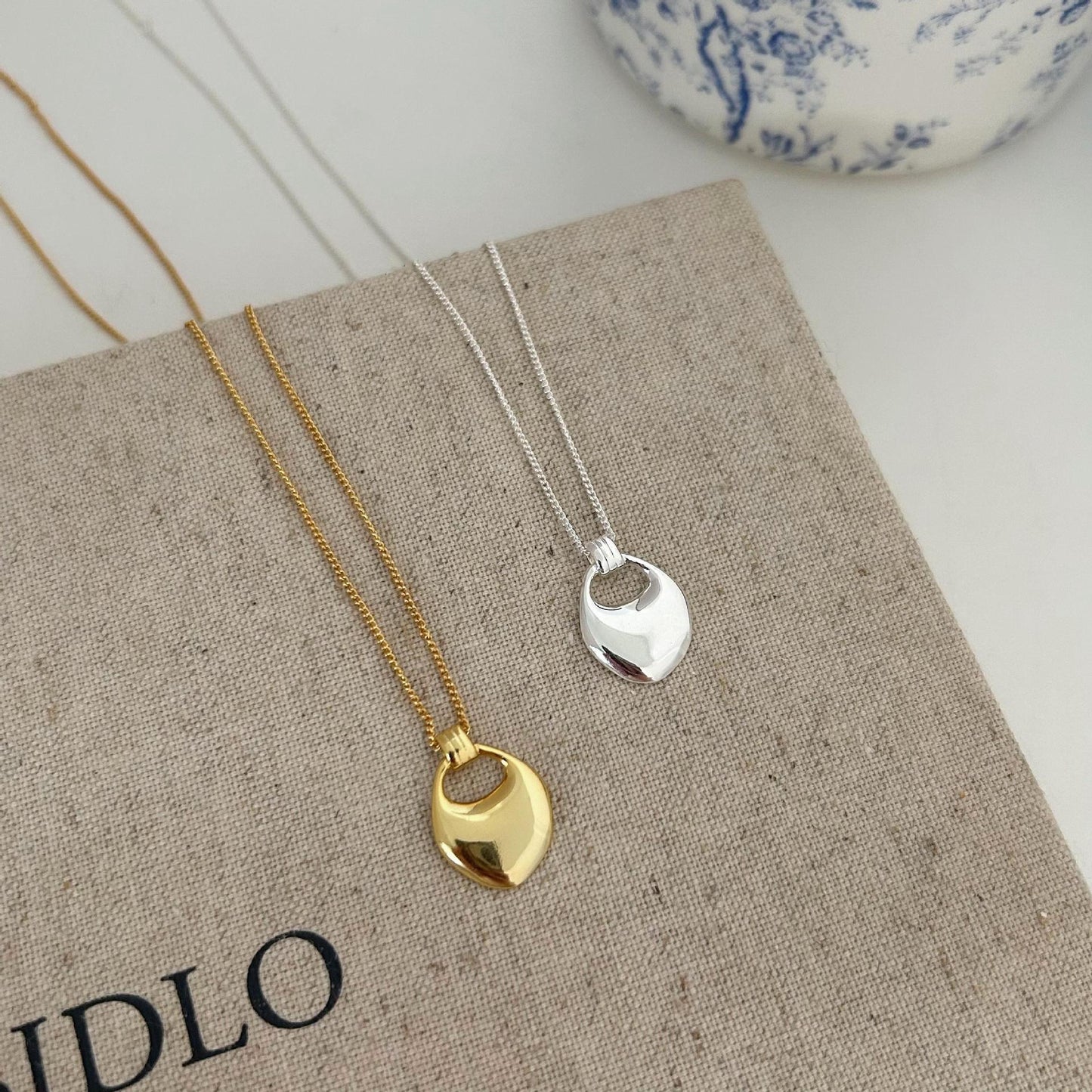 Collar con colgante de conejo geométrico irregular minimalista en plata de ley 925 con baño de oro