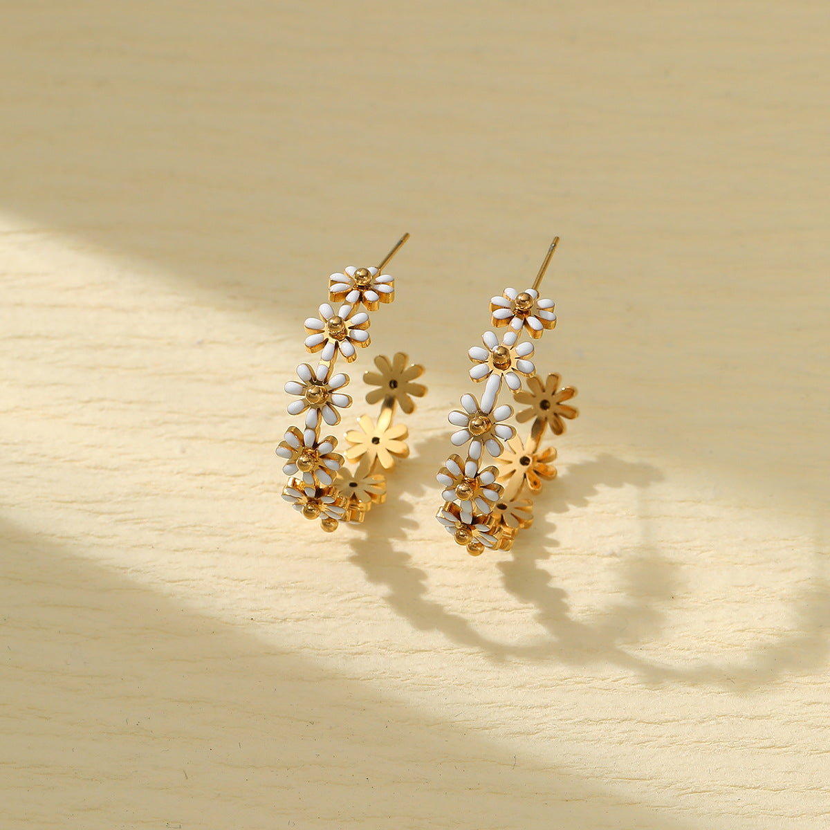 Pendientes de titanio con forma de C, diseño floral dulce, para mujer, con baño de acero inoxidable.