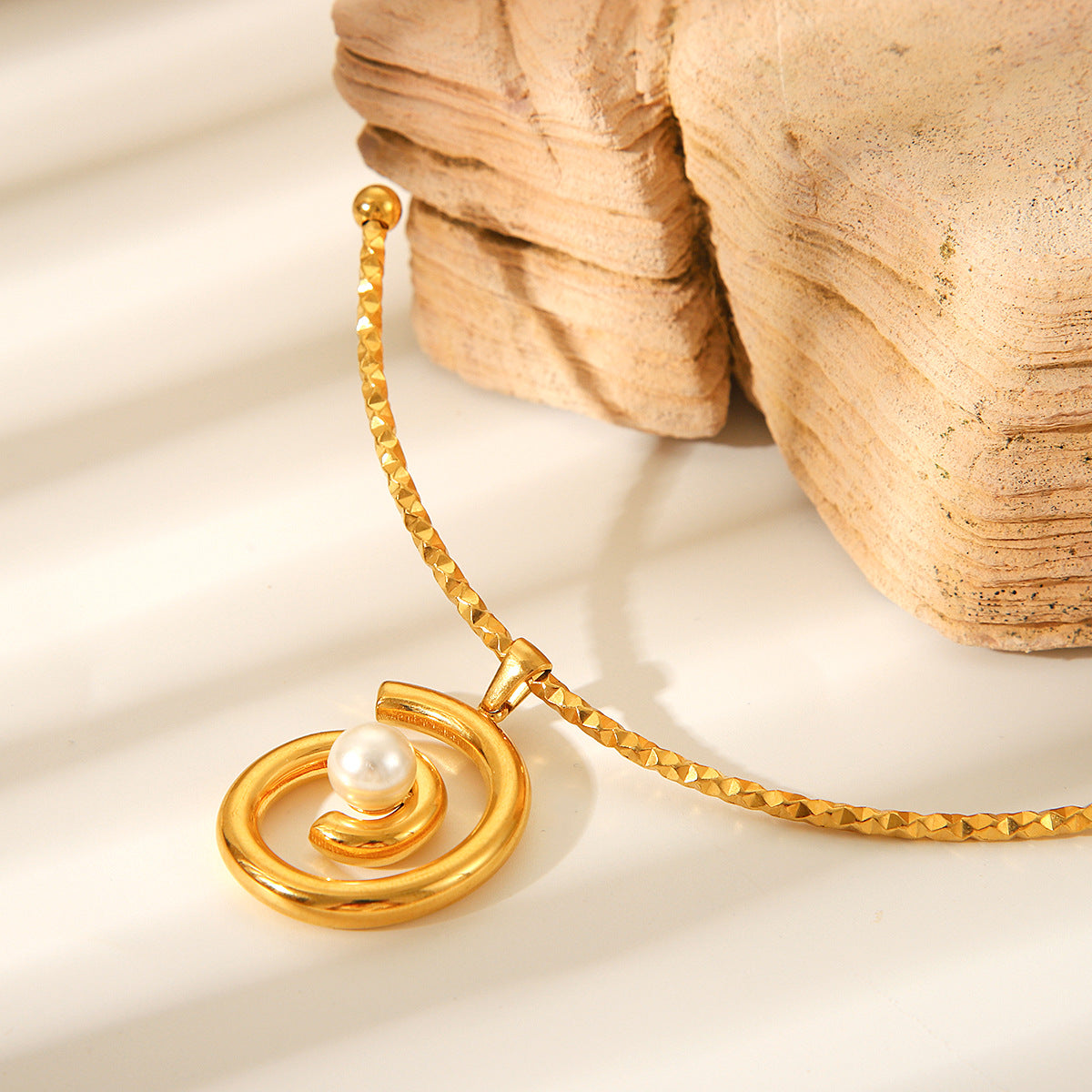 Elegante Choker Aperto in Acciaio Inossidabile Placcato Oro 18K Stile Francese con Pendente di Perle Filettate per Donna