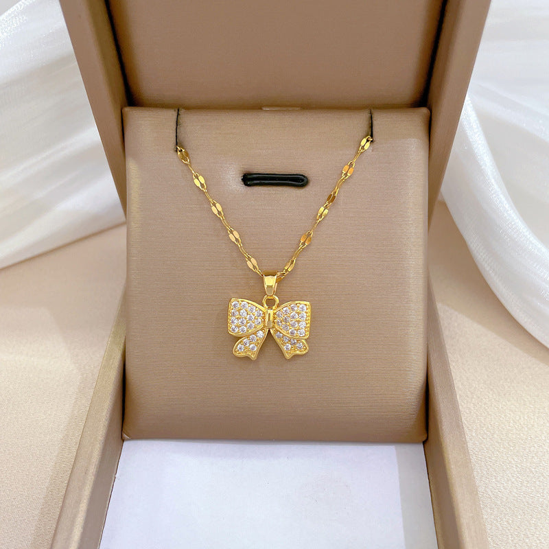 Collana Minimalista con Catena a Labbra in Acciaio al Titanio con Pendente in Rame e Intarsio di Strass