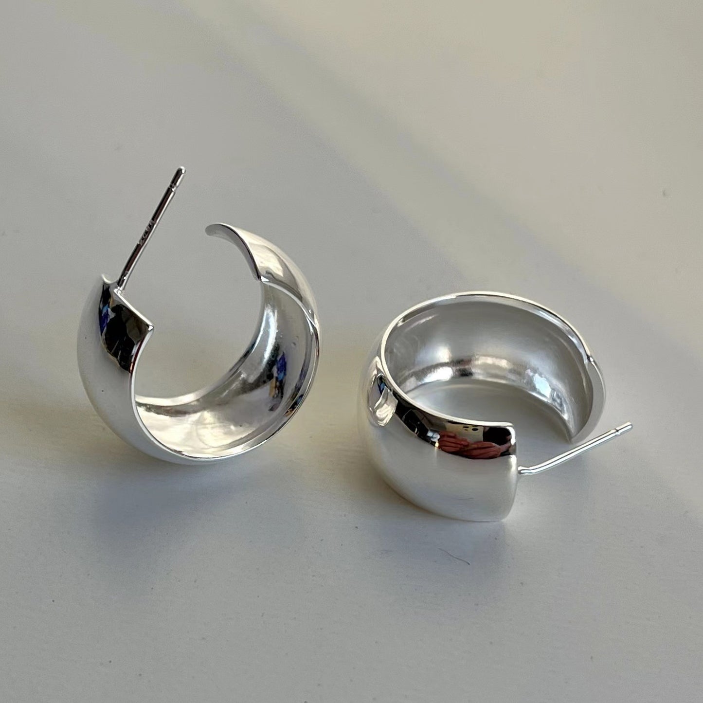 Minimalist Geometric C-Shaped Hoop Earrings in 925 Sterling Silver with Pearl Inlay