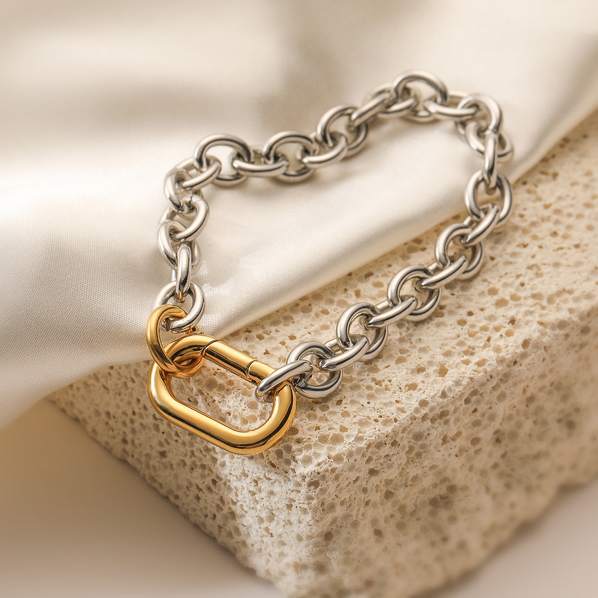 Bracciale minimalista in acciaio inossidabile placcato oro 18 carati da donna, design a contrasto di colore, accessorio di moda stile geometrico