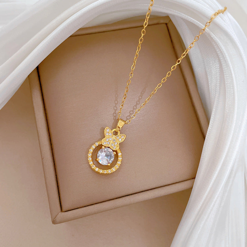 Collana da donna a farfalla minimalista in acciaio al titanio con intarsio di strass, catena regolabile per la clavicola