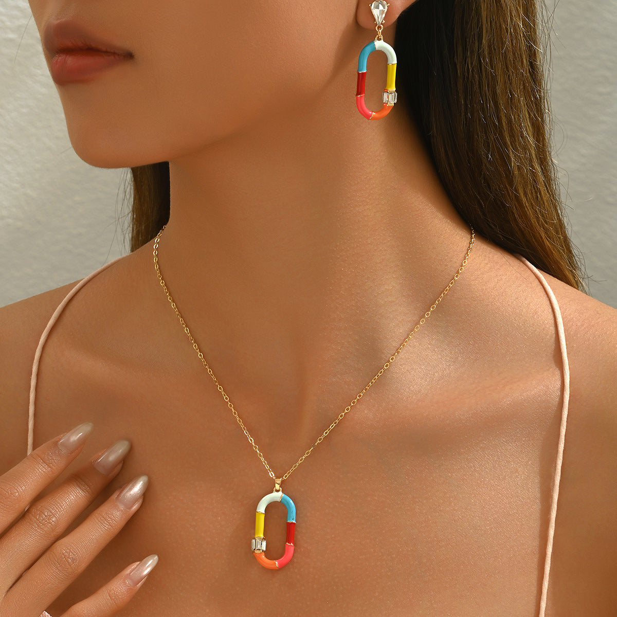 Set collana pendente in smalto colorato stile geometrico con intarsio di strass per donna