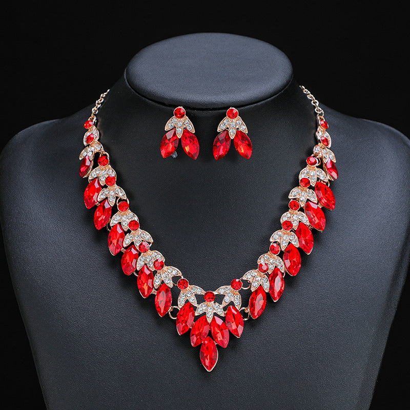 Vintage Floral Leaf Pendant Necklace and Earrings Set for Women Alloy Short Clavicle Chain with Plated Finish