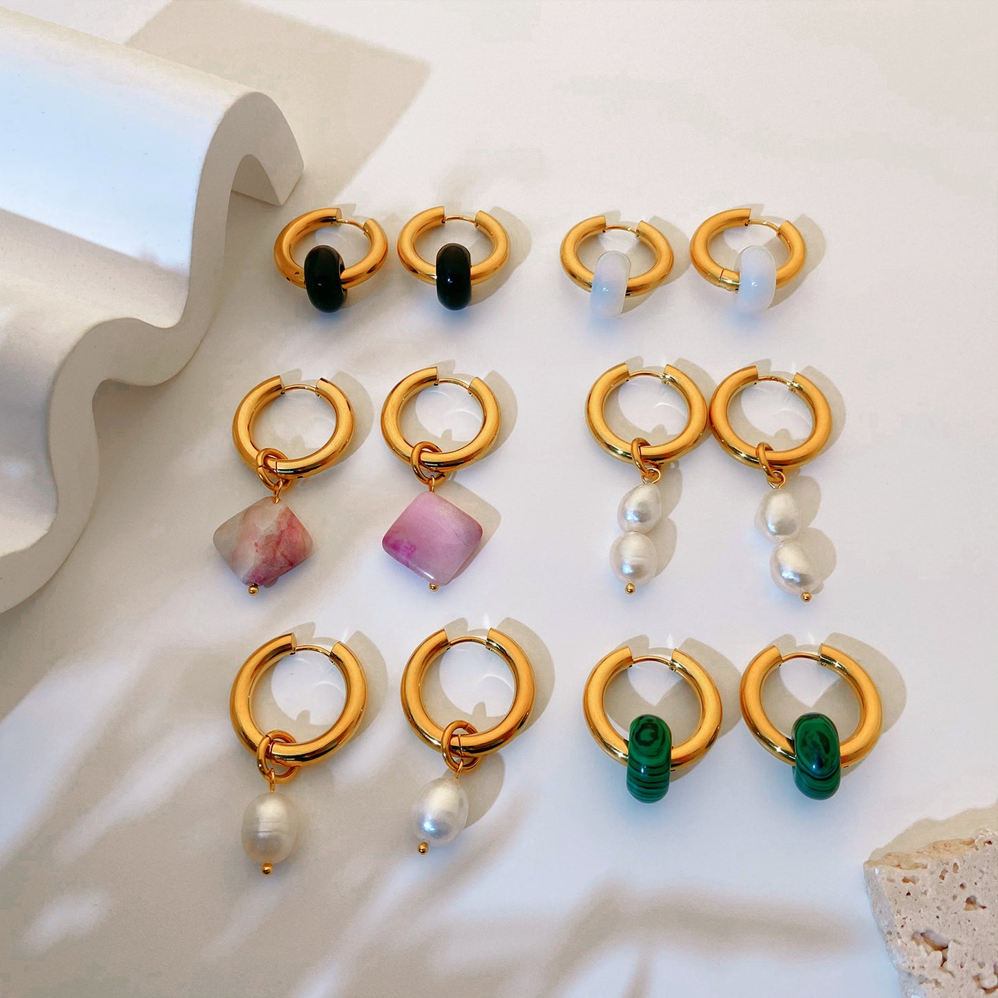 Orecchini Minimalisti Rotondi in Acciaio Inossidabile con Ciondolo Placcato Oro 18K