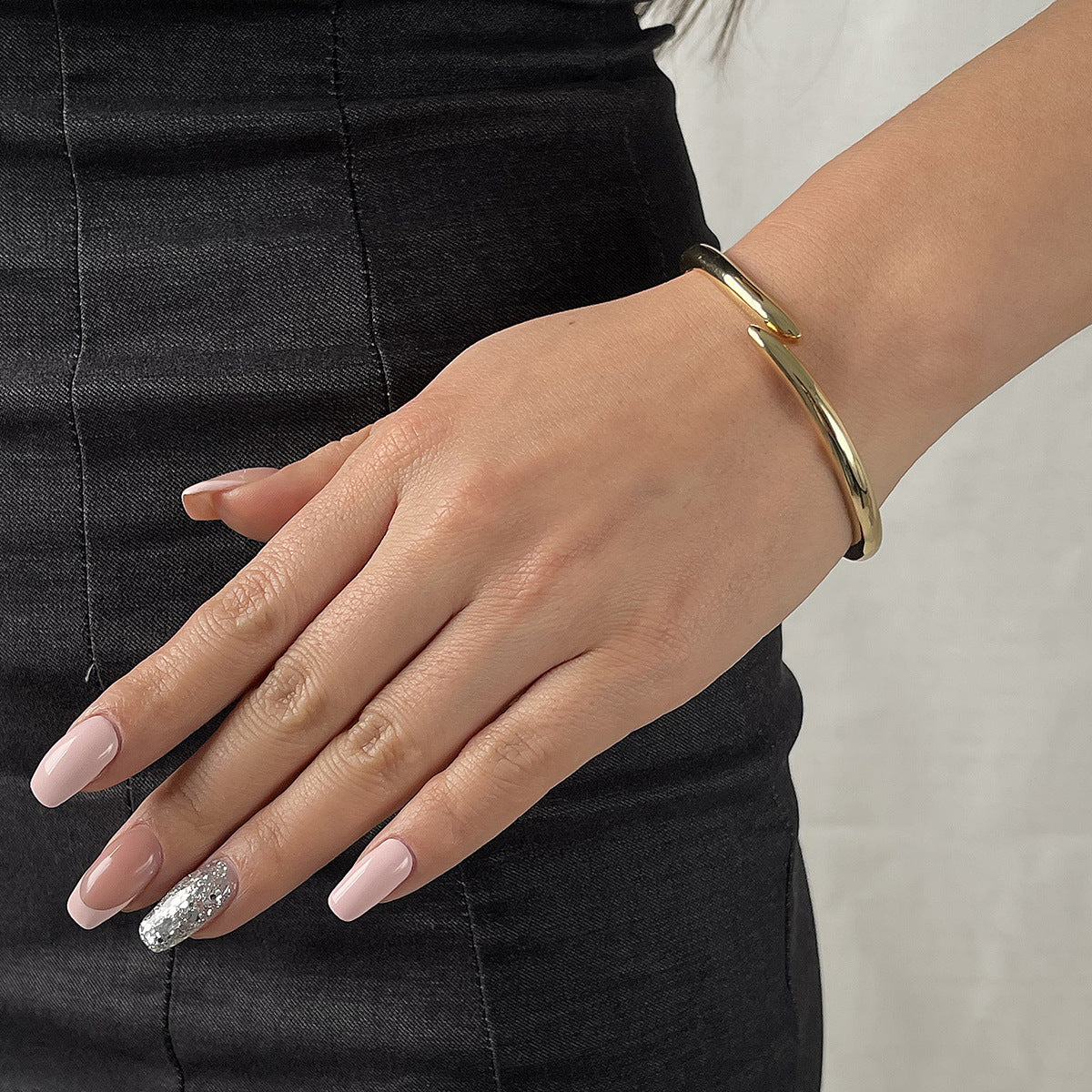 Pulsera de Aleación Pulida, Geométrica y Minimalista para Mujer con Acabado Galvanizado