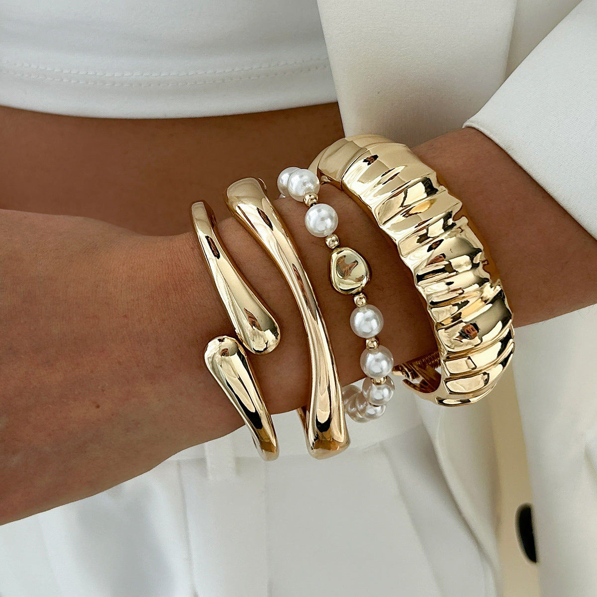 Pulsera de aleación ondulada irregular estilo punk con perlas de imitación para mujer