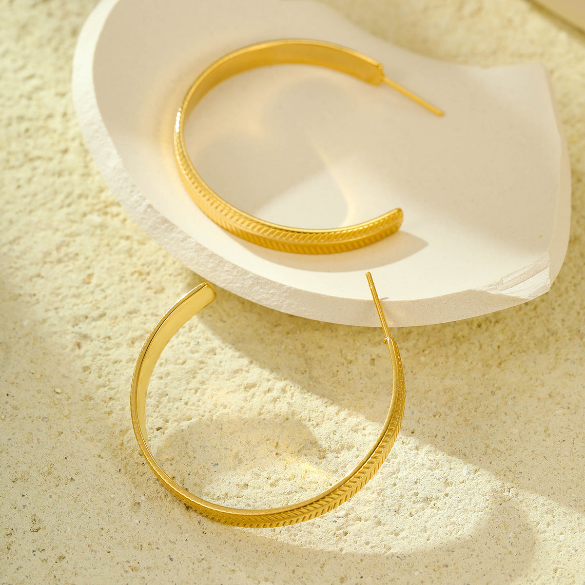 Orecchini a Cerchio da Donna a C in Acciaio Inossidabile Placcato Oro 18K con Texture Geometrica, Stile Vintage