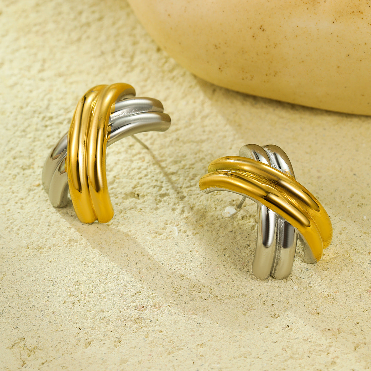 Orecchini a perno geometrici a forma di X in acciaio inossidabile minimalista con placcatura in oro 18 carati da donna