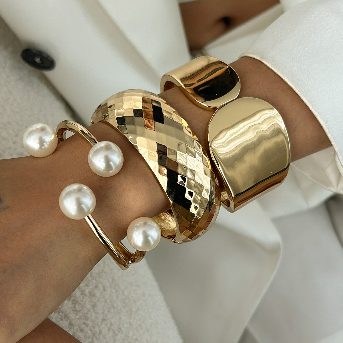 Pulsera vintage tejida de estilo francés con detalles de perlas de imitación y brazalete abierto pulido con patrón de diamante martillado