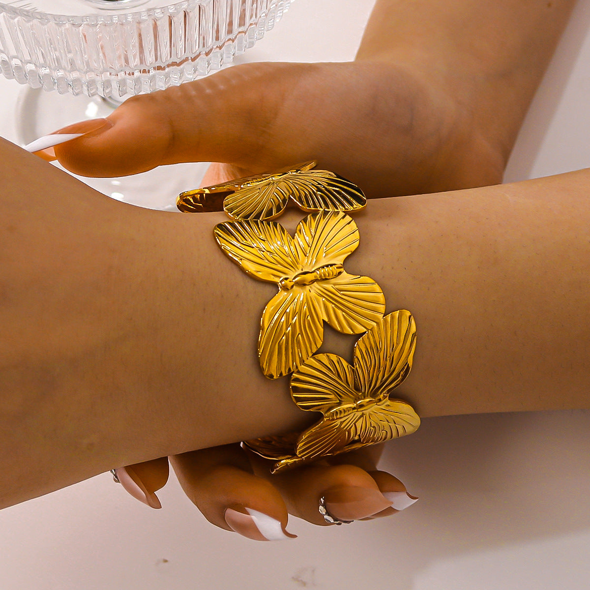 Bracciale da donna a forma di farfalla in acciaio inossidabile placcato oro 18 carati, leggero, resistente all'ossidazione, gioiello di lusso minimalista