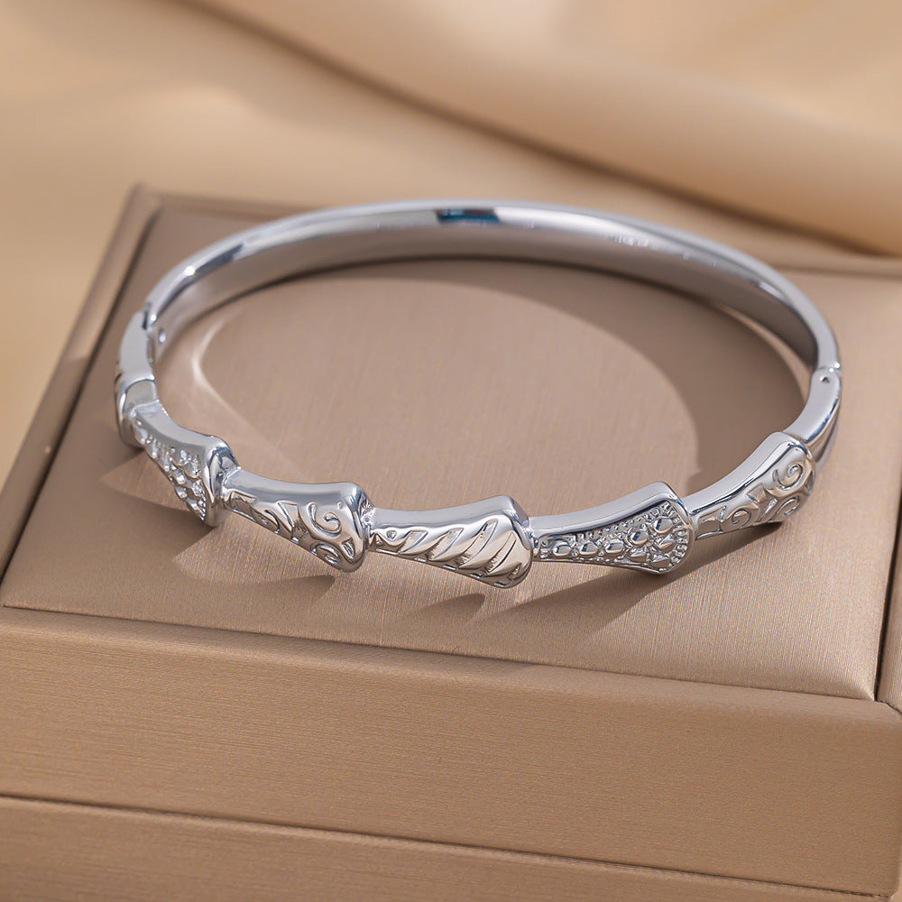 Bracciale Minimalista in Acciaio Inossidabile da Donna con Placcatura in Acciaio al Titanio e Intarsio di Strass a Forma Geometrica Ovale