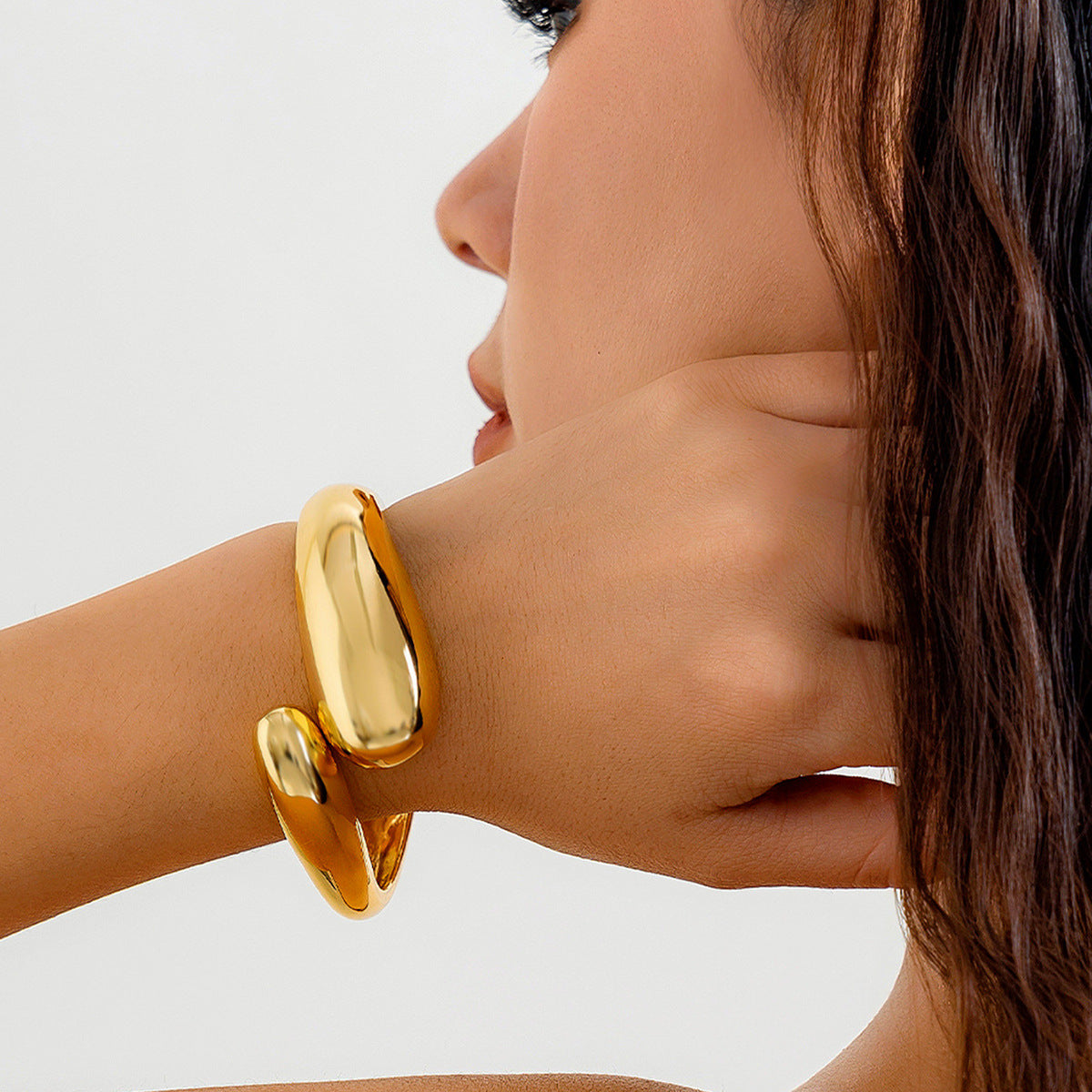 Pulsera de aleación con forma de gota de agua irregular, superficie pulida y acabado chapado para mujer