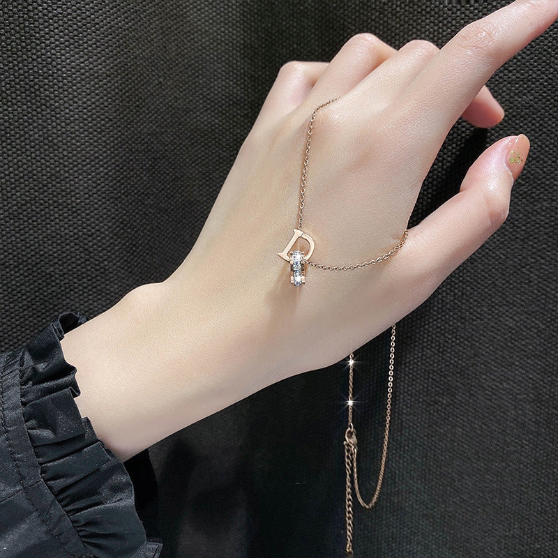 Collana girocollo da donna con doppia D con strass in acciaio al titanio, placcata in oro rosa, geometrica, minimalista