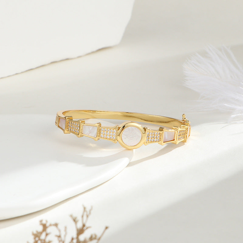 Bracciale rigido minimalista in bambù in acciaio al titanio placcato oro con intarsio in abalone bianco e zirconi