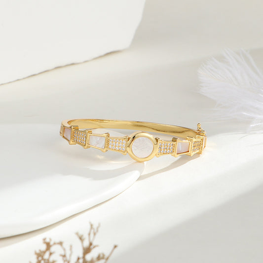 Bracciale rigido minimalista in bambù in acciaio al titanio placcato oro con intarsio in abalone bianco e zirconi