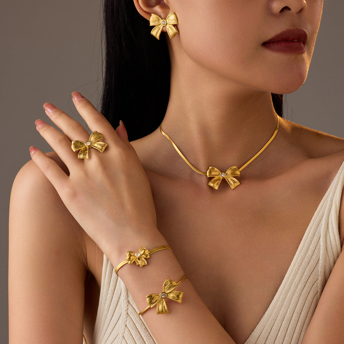 Fashionable Bow-Shaped Stainless Steel Necklace for Women with Plated Finish, Elegant and Versatile Jewelry Piece