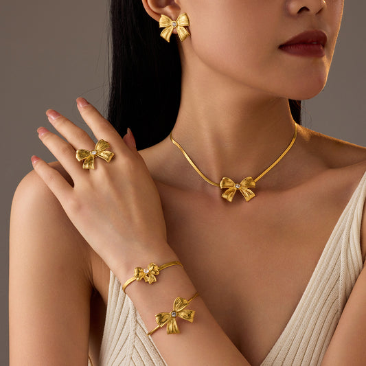 Fashionable Bow-Shaped Stainless Steel Necklace for Women with Plated Finish, Elegant and Versatile Jewelry Piece