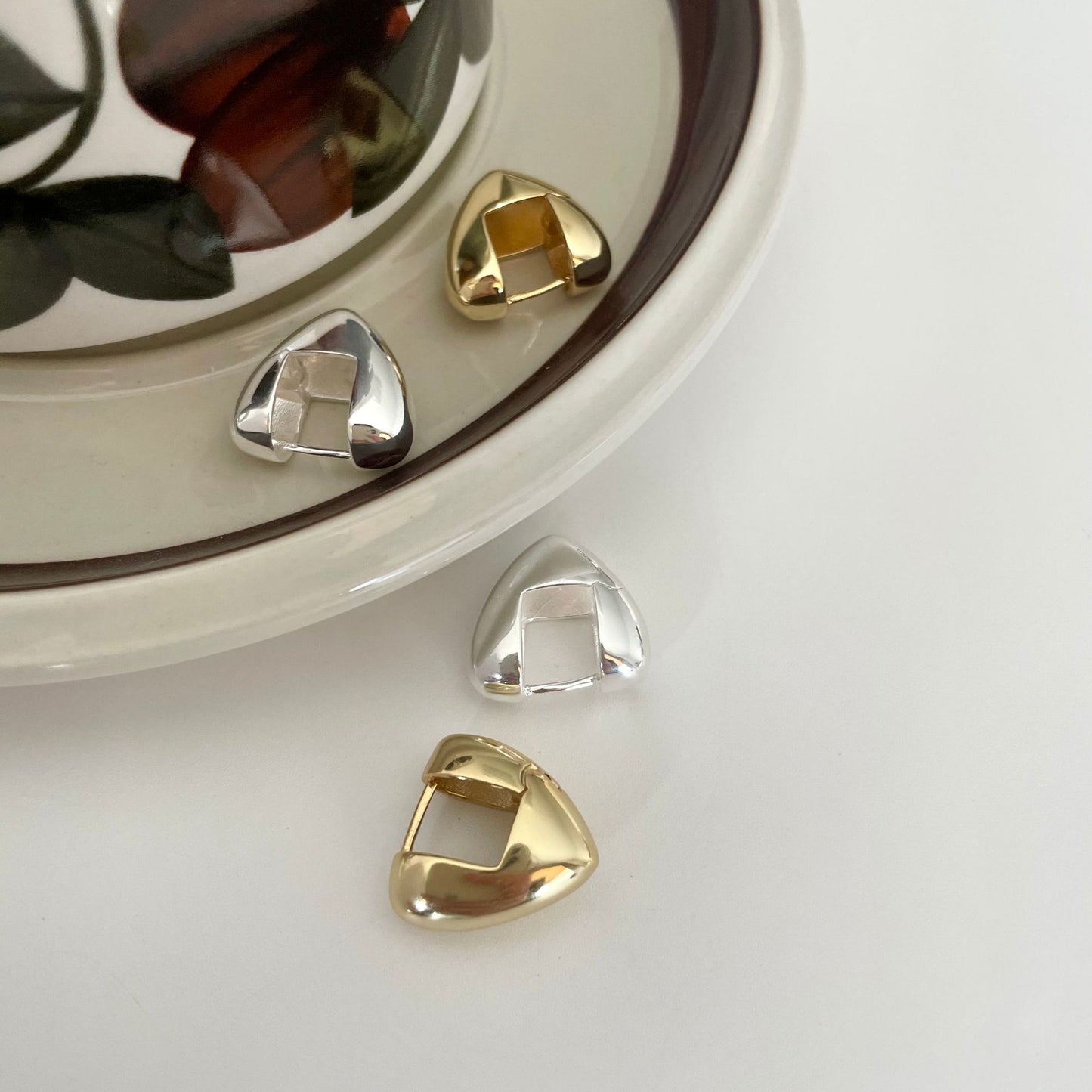 Orecchini a perno ovali minimalisti da donna in argento sterling 925 con intarsio in perla e accento a cuore