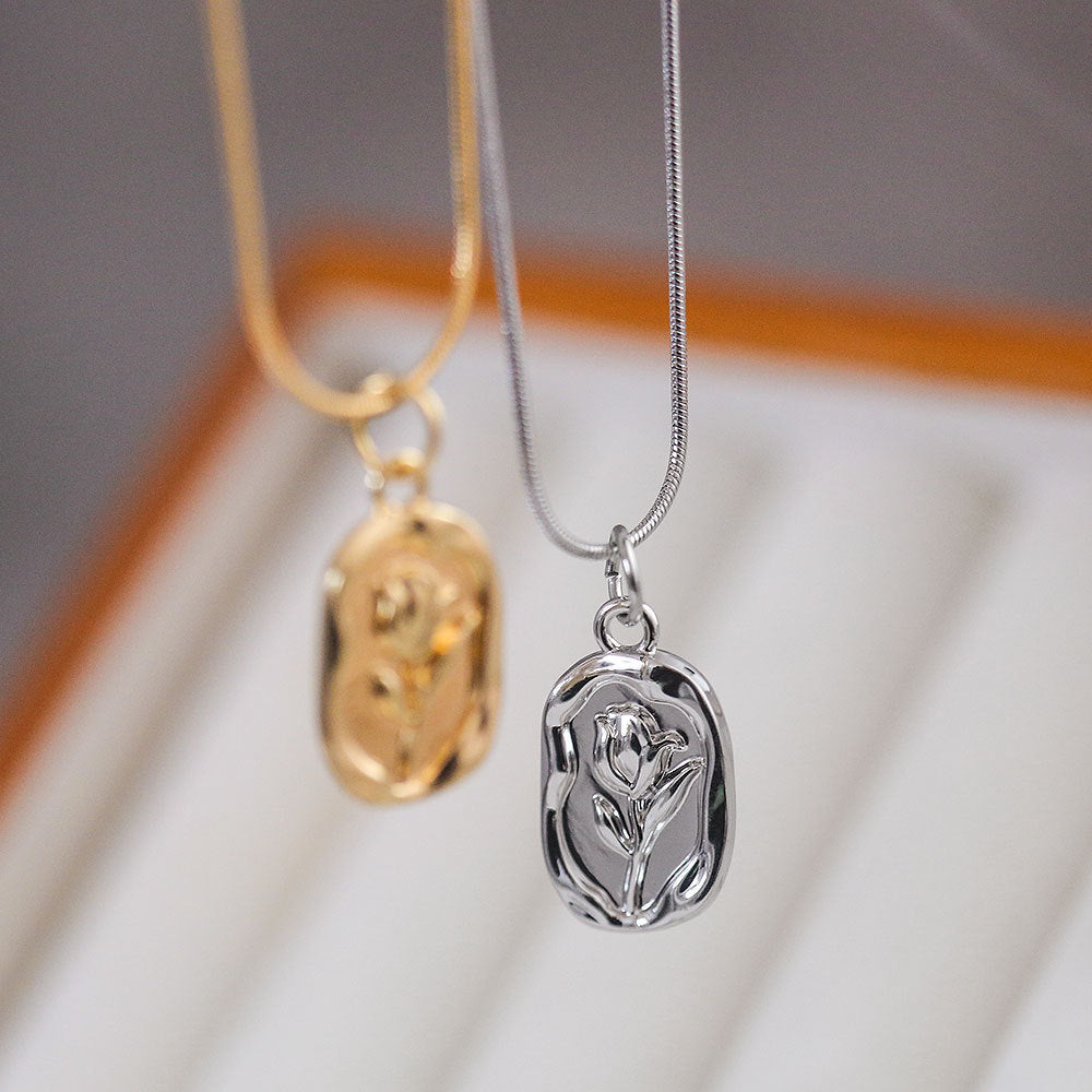Collana pendente vintage a tulipano e rosa francesi in acciaio al titanio con placcatura in oro 18 carati su catena a serpente