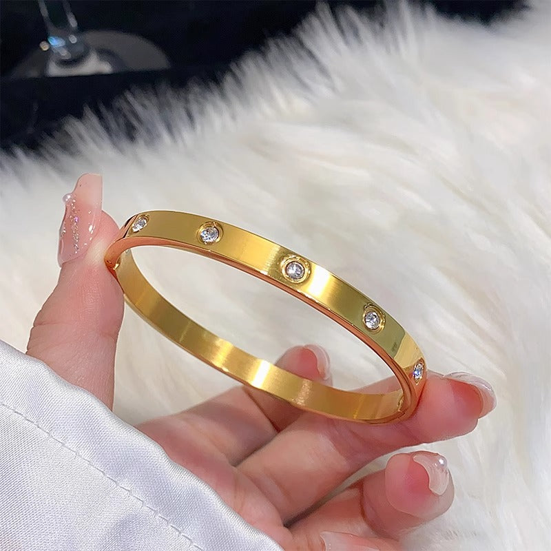 Bracciale Minimalista in Acciaio al Titanio da Donna con Placcatura in Oro e Intarsio di Zirconi, Bracciale Lusso con Design Geometrico Ovale