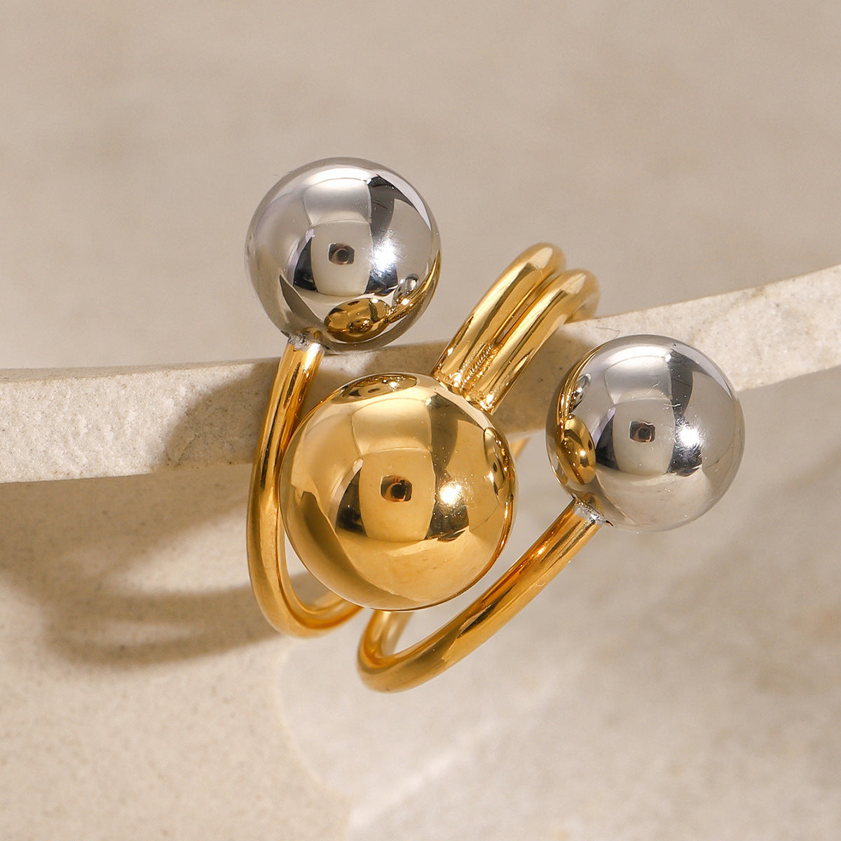 Anello placcato in acciaio inossidabile geometrico con design a colori a contrasto per donna Accessorio di moda minimalista