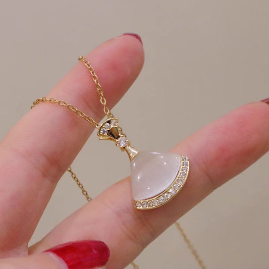 Collar Minimalista de Acero de Titanio con Forma Irregular de Falda, Colgante de Piedra Ojo de Gato y Cadena O