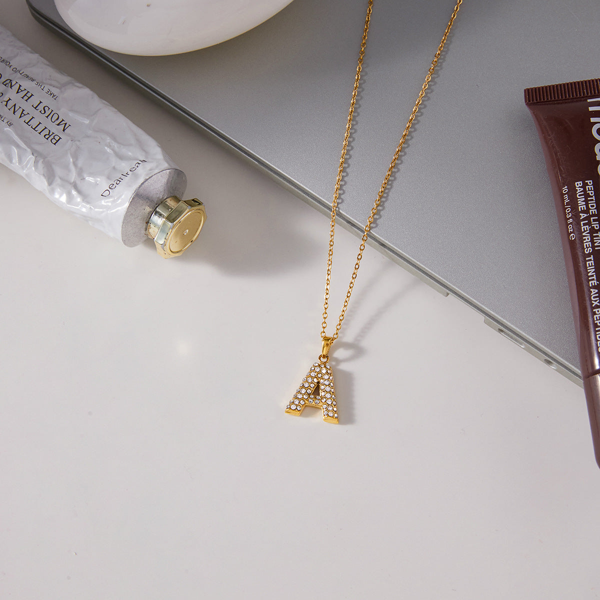 Collana da donna in acciaio inossidabile con ciondolo a cuore minimalista e finitura placcata oro