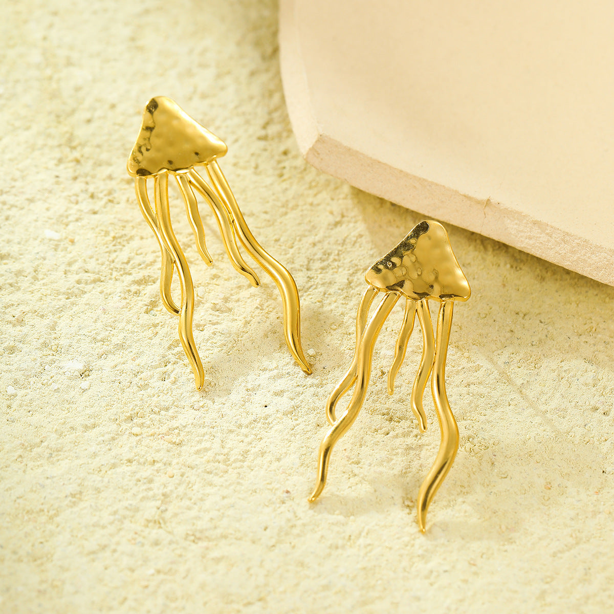 Pendientes de borla de acero inoxidable chapados en oro de 18 quilates con forma de medusa de moda y textura martillada para mujer
