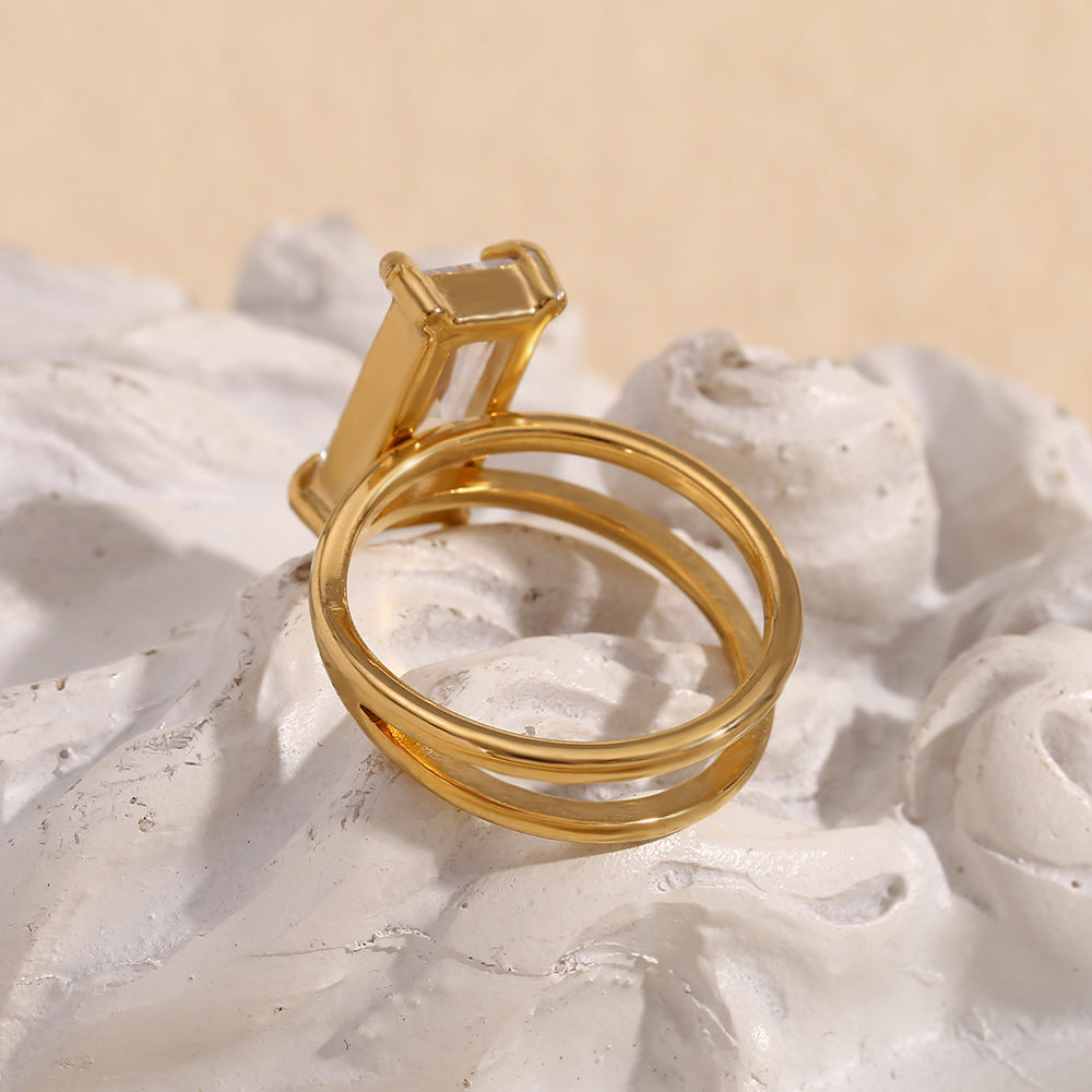 Anello Minimalista Geometrico in Acciaio Inossidabile con Placcatura in Oro 18K e Doppio Strato Asimmetrico con Accento in Cristallo Rettangolare
