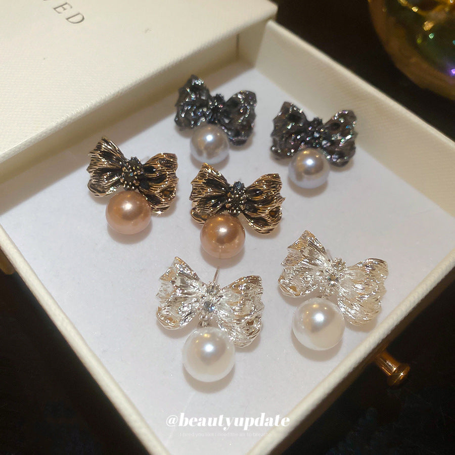 Pendientes de aleación con forma de lazo Retro Chic con detalles de perlas y baño de oro para mujer