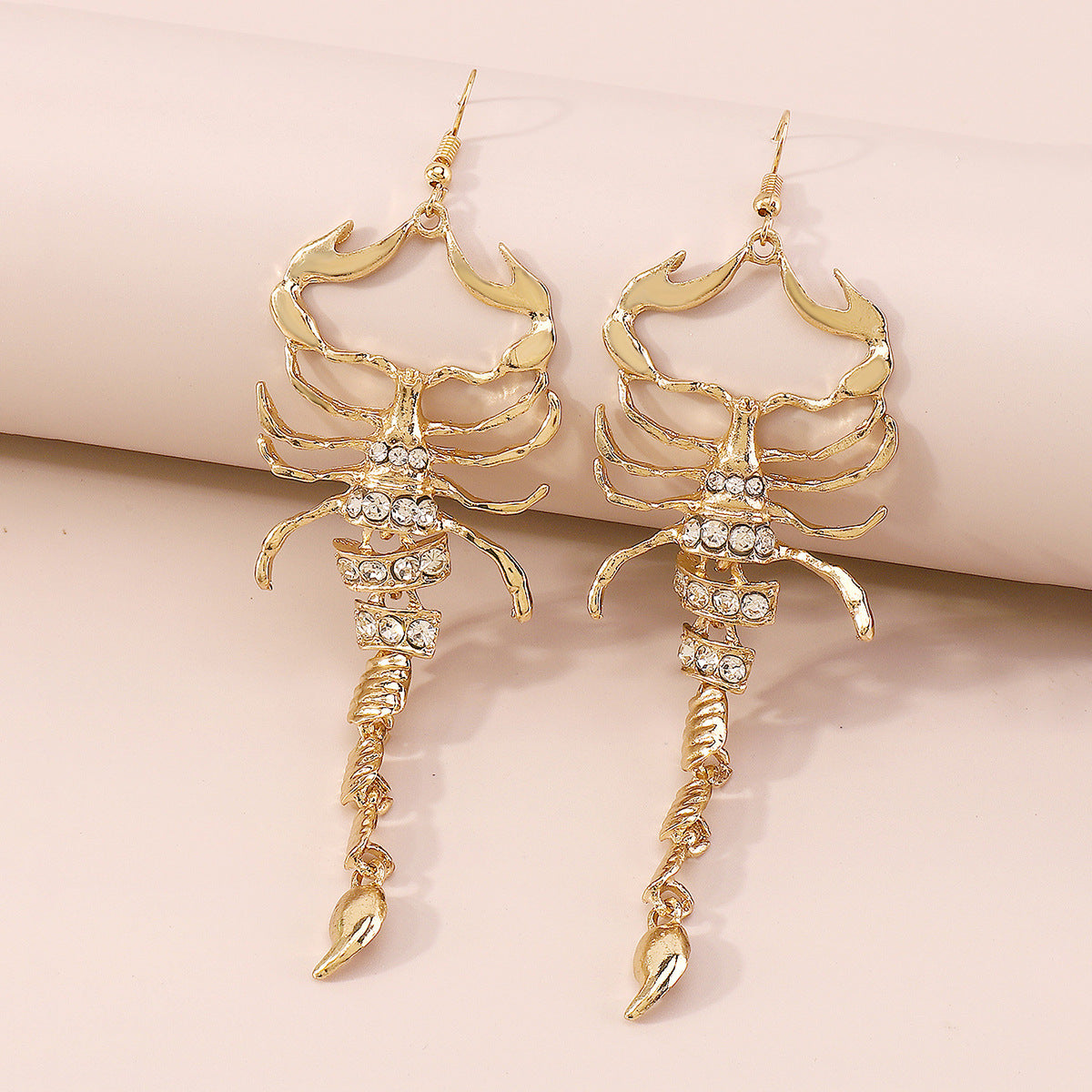 Pendientes de escorpión geométricos para mujer, de aleación con incrustaciones de pedrería y acabado galvanizado, estilo vanguardista y dulce