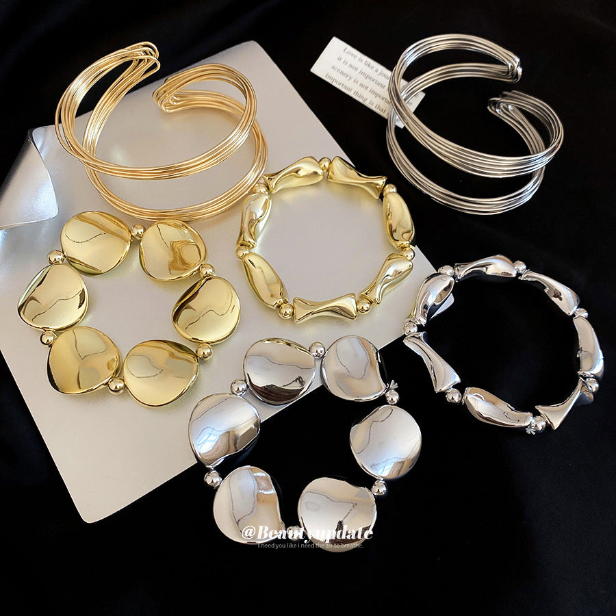 Bracciale rigido aperto attorcigliato lucido da donna Accessorio di moda in lega metallica con design geometrico