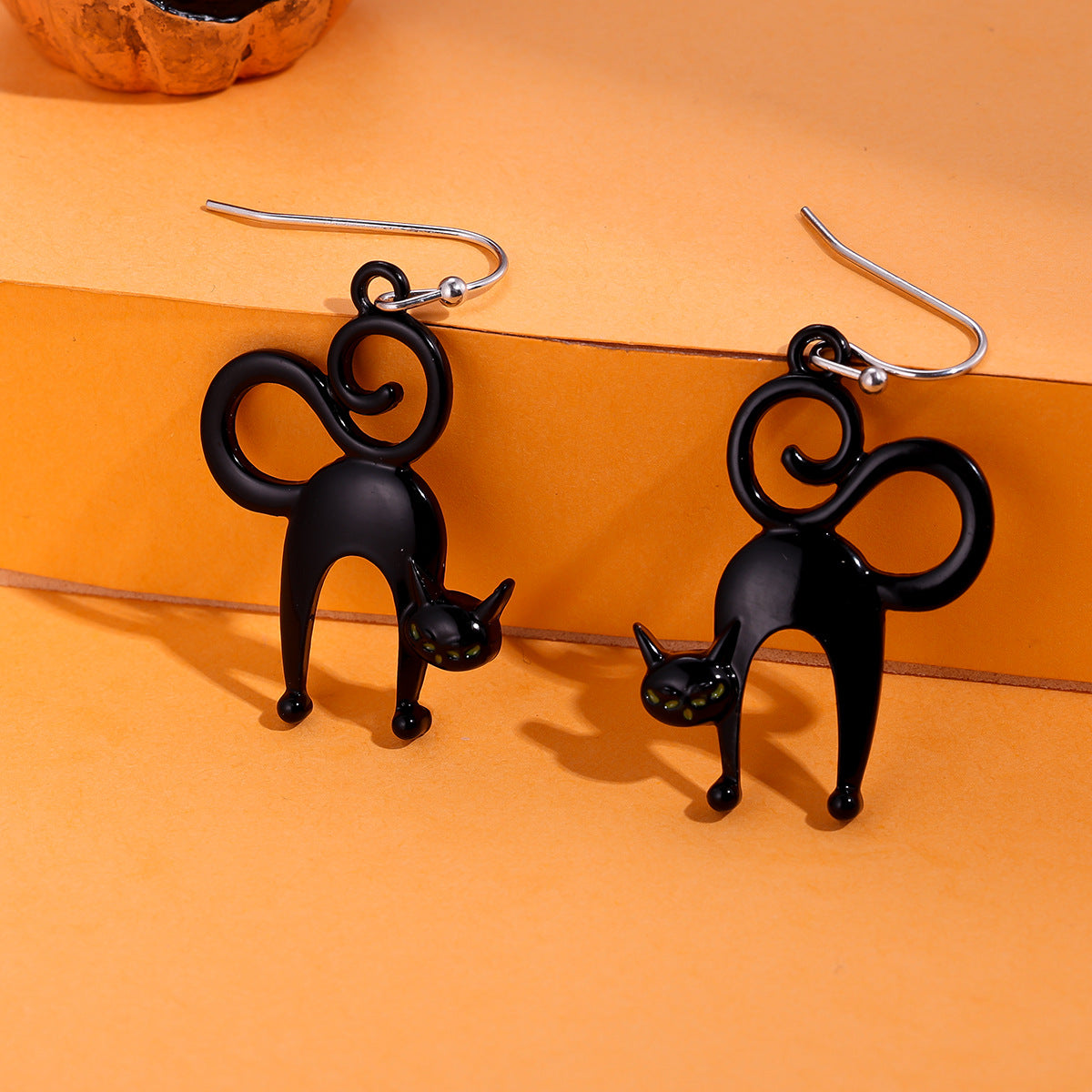 Juego de pendientes de Halloween estilo dibujos animados con diseño de calabaza, aretes de aleación y postes de acero inoxidable para mujer