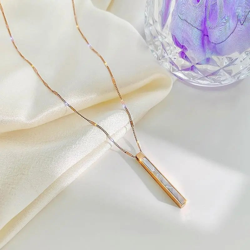 Collana minimalista geometrica in acciaio titanio con catena goffrata da donna