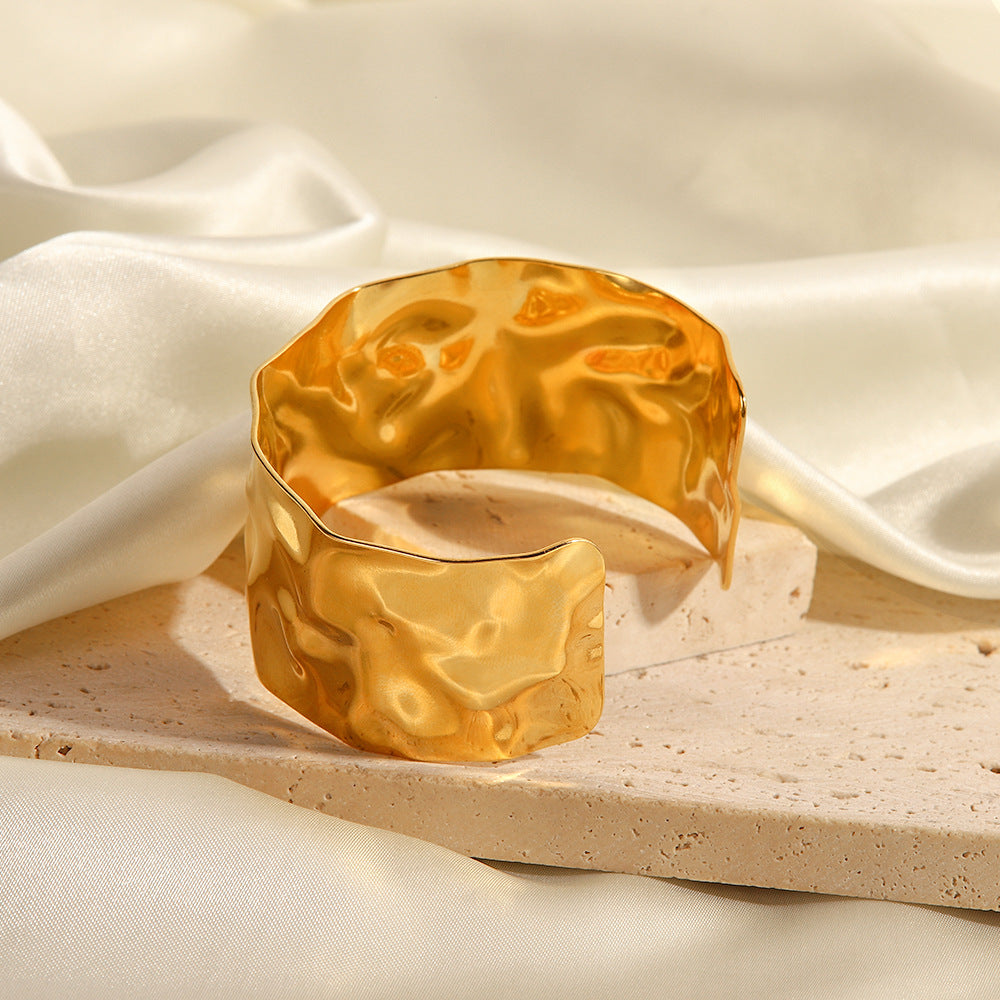 Pulsera de puño ancha con textura geométrica estilo INS para mujer, hecha de acero inoxidable con baño de oro de 18 quilates.
